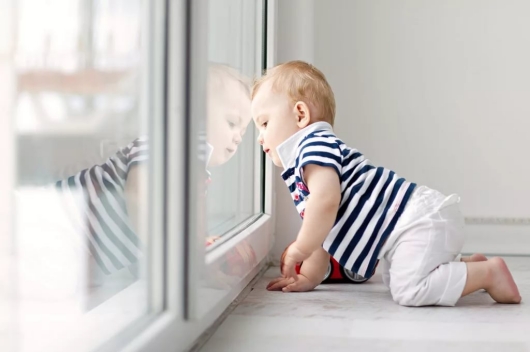 Фотография ребенка оставленного без присмотра у окна